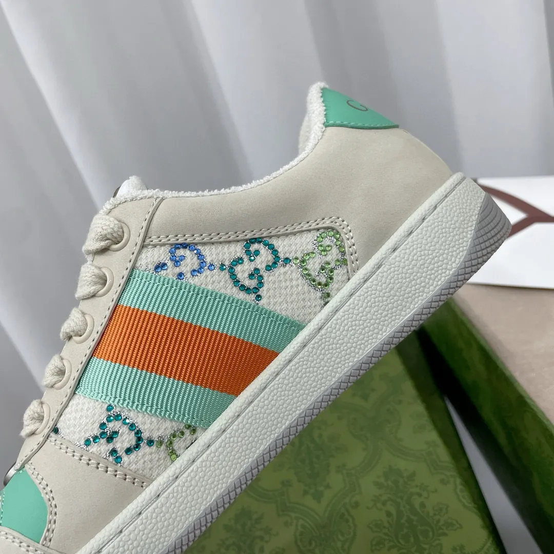 Factory price: 580💰 GUCCI Gucci's newly upgraded back cover lining, top-notch old dirty shoes, classic casual sports shoes for couples, retro sneakers and old G family dirty shoes, updated at the counter simultaneously! ①The shoe upper has the same water-based edge coating process as the original version⚠️The ordinary oil edges on the market have a strong glue feel and are easy to fall off! Grade A first-layer nubuck leather (with pores)/matching computer embroidered double G cloth, high-density terry velvet lining. ② A PVC transparent small round mark sealing line is added to the details of the midsole. The mold is opened six times and the jewelry craftsmanship is used to customize the two-color double G buckle, striving to be the same as the original version. A pair of buttons is more than three times more expensive than ordinary buckles on the market. ③An old two-color washable label, the chip is placed on the outer waist of the right foot, the entire shoe is completely hollowed out with rubber technology, TUP material (rubber to distinguish the market) with the latest green packaging from the counter, 3D printed handbag, and a pair of shoelaces. There is no pressure when entering and exiting the counter. You can buy a 1:1 accurate replica of the original version and modify and upgrade it repeatedly. The details are perfectly restored, the materials are all customized, and they are truly top-notch. Please look at the details clearly to identify the quality. Upper: First-layer frosted cowhide/embroidered double G cloth. Lining: original high-density velvet lining. Foot pads: original pearlescent sheepskin. Outsole: private molded vacuum TPU material. Packaging: original top-grade full set packaging at the counter. Shoe size: women's size 35-40, men's size 39-44 (men's size 38, 45🉑️customized, non-returnable)